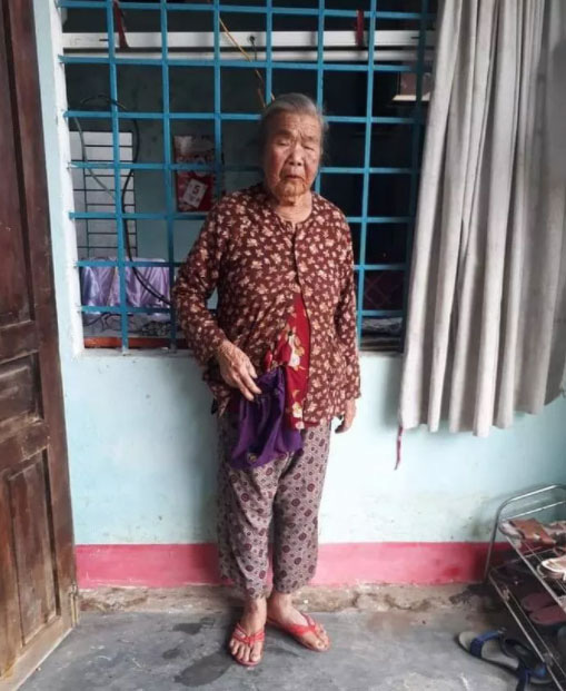Giả làm xe cứu trợ miền Trung, lừa cụ bà 83 tuổi lấy tiền và vàng - Ảnh 2.