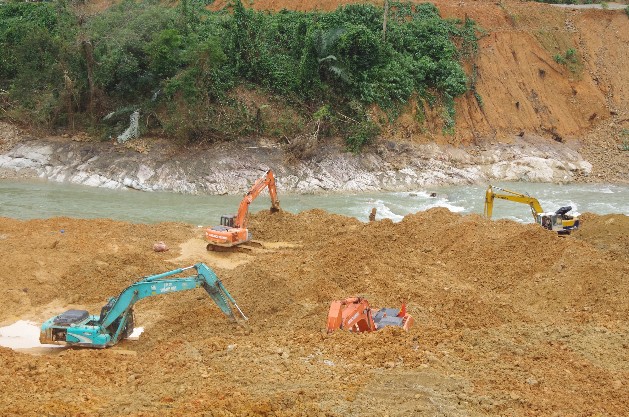 Nỗ lực thông tuyến đường 71, nối lại công tác tìm kiếm ở Rào Trăng 3 - Ảnh 2. Nỗ lực thông tuyến đường 71, nối lại công tác tìm kiếm ở Rào Trăng 3 - Ảnh 2.