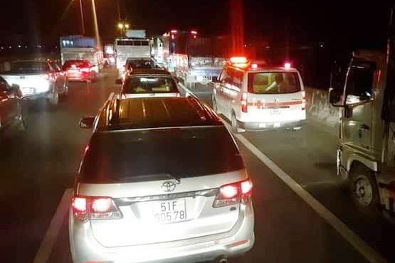 Tai nạn liên hoàn, cao tốc TP.HCM - Trung Lương ùn tắc 10 km - Ảnh 1.