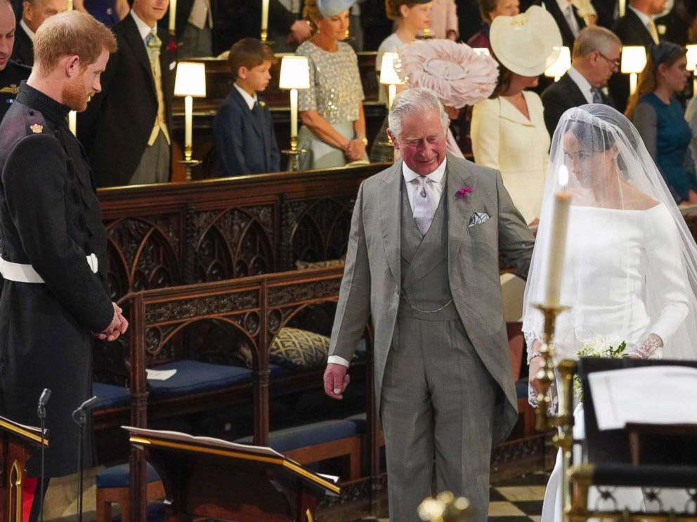 Hành động lạ của vợ chồng Hoàng tử Harry - Meghan Markle trong lễ sinh nhật 72 tuổi của Thái Tử Charles - Ảnh 2. Hành động lạ của vợ chồng Hoàng tử Harry - Meghan Markle trong lễ sinh nhật 72 tuổi của Thái Tử Charles - Ảnh 2.