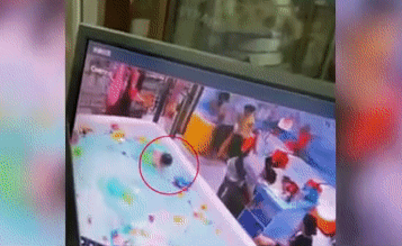 Bé 10 tháng tuổi đuối nước hơn 3 phút mới được phát hiện - Ảnh 2. Bé 10 tháng tuổi đuối nước hơn 3 phút mới được phát hiện - Ảnh 2.