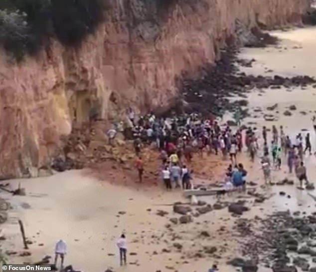 Nghỉ mát ở bãi biển nổi tiếng, gia đình 3 người chết tức tưởi vì vách đá sụp đổ, tư thế của người mẹ khi được tìm thấy gây nhói lòng - Ảnh 3.