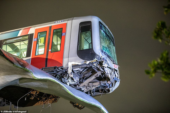 Tàu metro lao qua rào chắn, nằm vắt vẻo trên đuôi cá voi - Ảnh 3. Tàu metro lao qua rào chắn, nằm vắt vẻo trên đuôi cá voi - Ảnh 3.