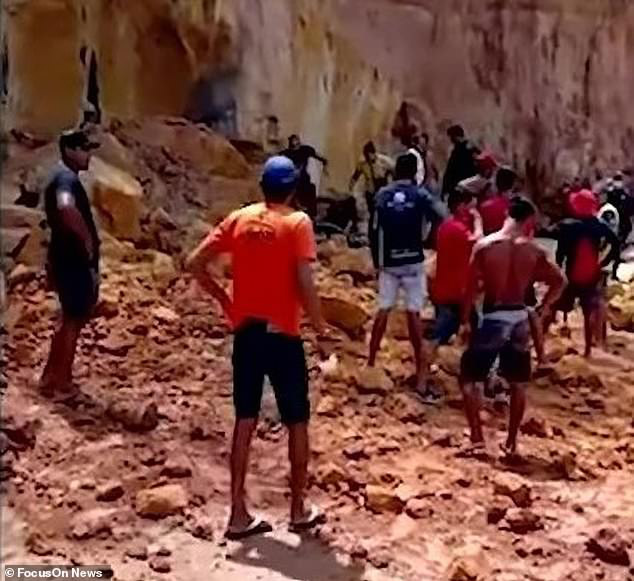 Nghỉ mát ở bãi biển nổi tiếng, gia đình 3 người chết tức tưởi vì vách đá sụp đổ, tư thế của người mẹ khi được tìm thấy gây nhói lòng - Ảnh 4. Nghỉ mát ở bãi biển nổi tiếng, gia đình 3 người chết tức tưởi vì vách đá sụp đổ, tư thế của người mẹ khi được tìm thấy gây nhói lòng - Ảnh 4.