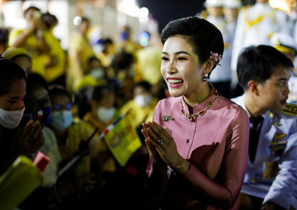 Vua Thái Lan cùng vợ con tươi cười xuất hiện giữa công chúng trước tin chỉ trích hoàng gia hoang phí - Ảnh 11.