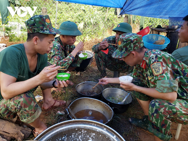 Thông tin mới nhất về việc tìm nạn nhân mất tích trong các vụ sạt lở kinh hoàng ở Quảng Nam - Ảnh 4.