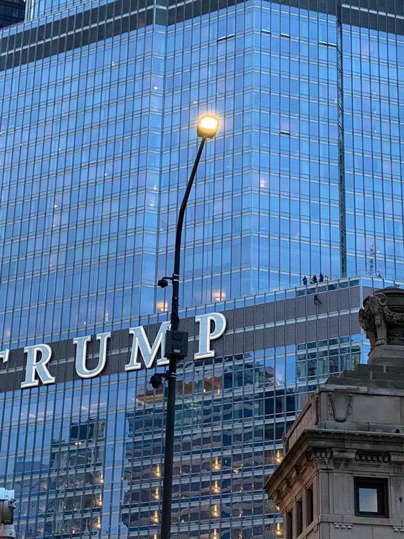 Thanh niên dọa nhảy lầu nếu không được nói chuyện với ông Trump - Ảnh 2. Thanh niên dọa nhảy lầu nếu không được nói chuyện với ông Trump - Ảnh 2.