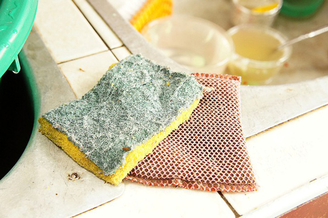 Đây là vật dụng được chứng minh bẩn hơn cả bồn cầu, các bà nội trợ cần vệ sinh đúng cách kẻo rước bệnh cho gia đình lúc nào không hay - Ảnh 1. Đây là vật dụng được chứng minh bẩn hơn cả bồn cầu, các bà nội trợ cần vệ sinh đúng cách kẻo rước bệnh cho gia đình lúc nào không hay - Ảnh 1.