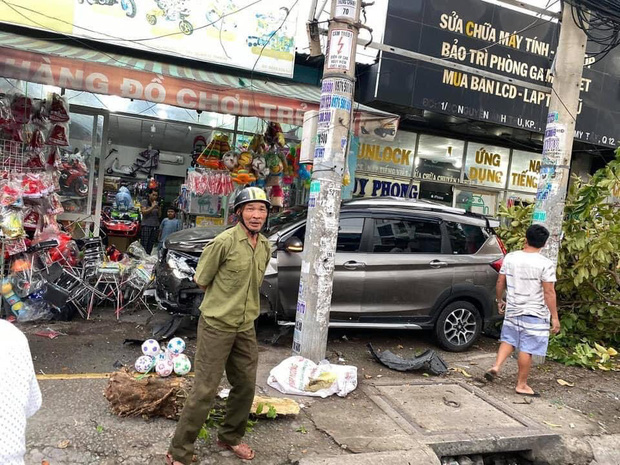 TP.HCM: Ô tô tông nhiều xe máy nằm la liệt, làm gãy cây xanh và khiến cửa hàng bị hư hỏng - Ảnh 1.