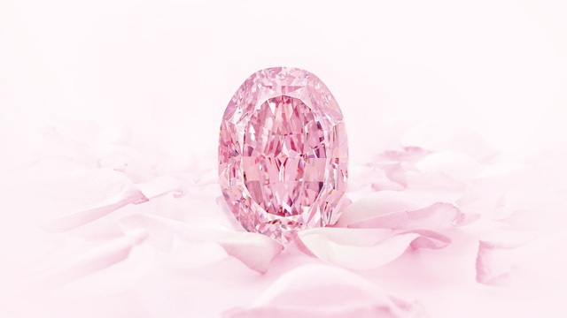 Viên kim cương hồng tím “cực hiếm” được bán với giá hơn 600 tỷ đồng - Ảnh 2.