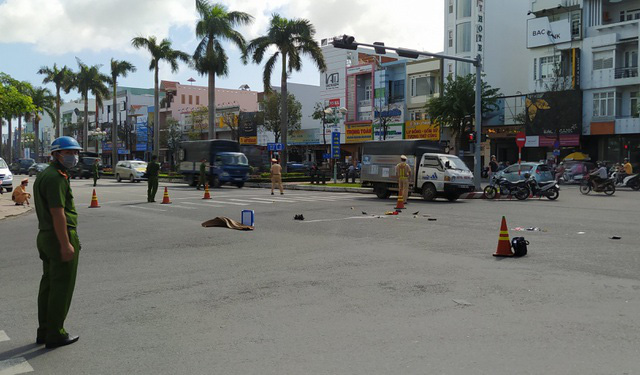 Một phụ nữ bị xe cán tử vong khi dừng đèn đỏ trên đường phố Đà Nẵng - Ảnh 1.