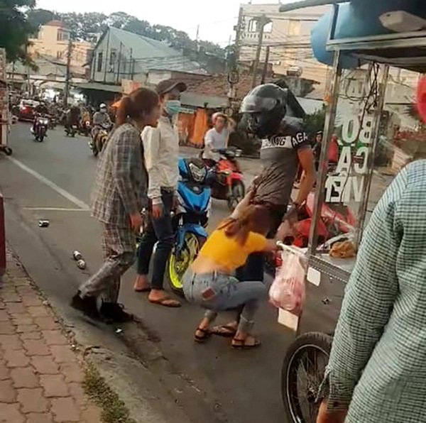 Thanh niên vũ phu lôi bạn gái ra đánh đập tàn nhẫn giữa đường, thẳng tay tát luôn người can ngăn - Ảnh 1.