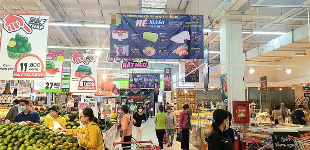 Hà Nội: Mua hàng trong đêm 27/11, người tiêu dùng được giảm giá từ 70% đến miễn phí - Ảnh 2.