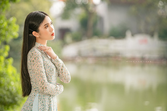 Thiếu nữ miền T&acirc;y diện &aacute;o d&agrave;i thướt tha dạo bước giữa l&ograve;ng H&agrave; Nội - Ảnh 2.