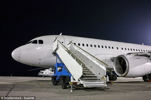 Lý do cửa lên xuống máy bay luôn phải đặt ở bên trái liên quan mật thiết đên sự an toàn của hành khách - Ảnh 1.
