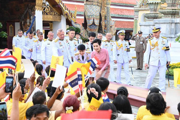 Hoàng quý phi quỳ rạp dưới chân Vua Thái Lan hành lễ, thái độ của Hoàng hậu lại gây chú ý - Ảnh 3.