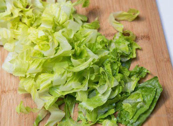 Nếu chị em đã chán ăn rau củ luộc trong mỗi bữa cơm, món salad xanh mướt vừa ngon vừa bắt mắt này sẽ giúp bạn đổi vị mà chỉ tốn 5 phút chế biến! - Ảnh 2.