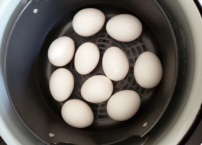 Quên cách luộc trứng cũ đi, luộc trứng bằng nồi chiên không dầu mới là đỉnh cao - Ảnh 2. Quên cách luộc trứng cũ đi, luộc trứng bằng nồi chiên không dầu mới là đỉnh cao - Ảnh 2.