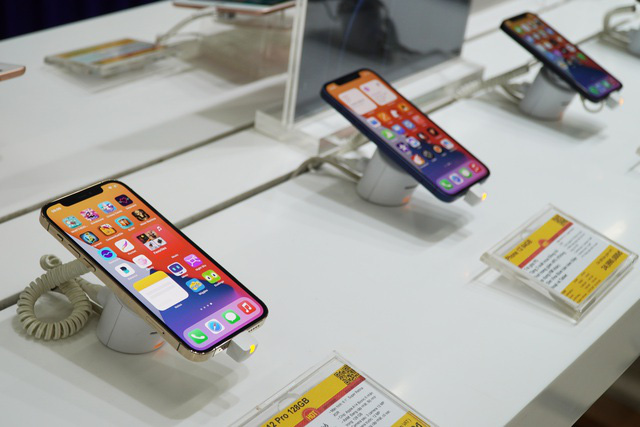 iPhone 12 Pro Max cháy hàng ở Việt Nam, bị dân buôn thổi giá cao - Ảnh 2.