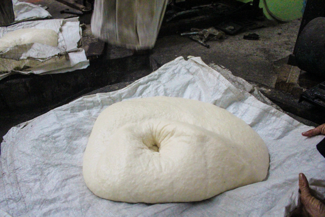 Gia đình 3 thế hệ làm bánh dày: Nửa đêm rầm rập giã, ngày hết 300kg gạo nếp - Ảnh 6.