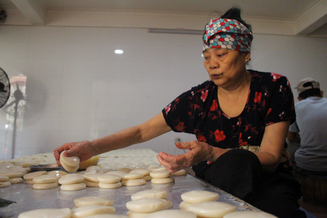 Gia đình 3 thế hệ làm bánh dày: Nửa đêm rầm rập giã, ngày hết 300kg gạo nếp - Ảnh 8.