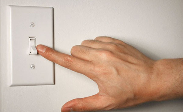 6 sai lầm khi dùng đồ điện trong nhà có thể khiến bạn trả giá bằng cả tính mạng - Ảnh 1.