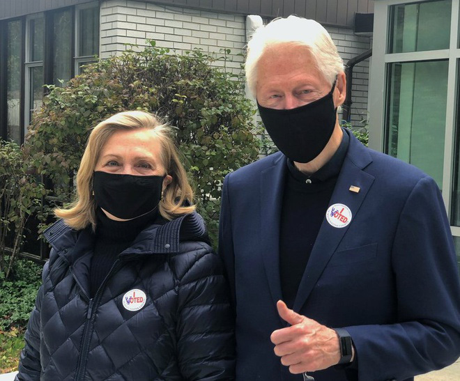 Bà Hillary Clinton vừa bỏ phiếu cho ông Biden - Ảnh 2. Bà Hillary Clinton vừa bỏ phiếu cho ông Biden - Ảnh 2.