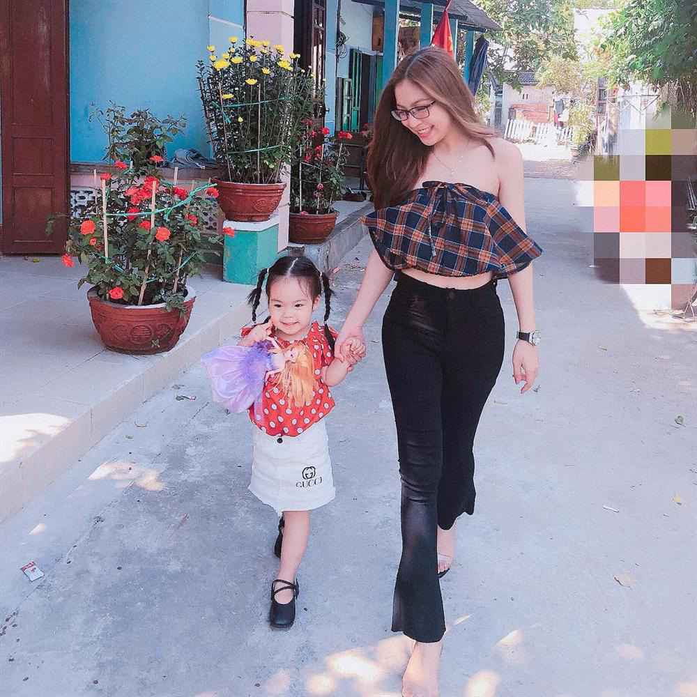 Nhật Lê có cả bộ sưu tập áo quây hot hòn họt hơn cả Huỳnh Anh - Ảnh 12. Nhật Lê có cả bộ sưu tập áo quây hot hòn họt hơn cả Huỳnh Anh - Ảnh 12.