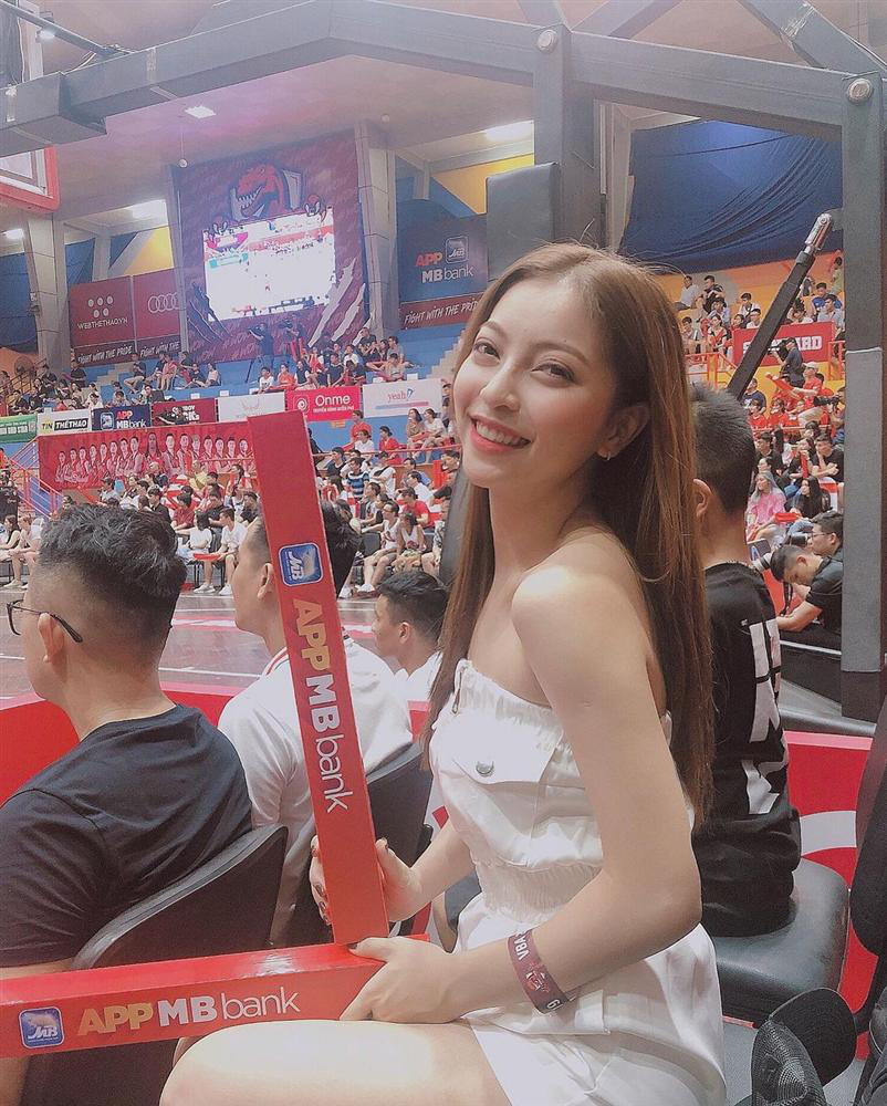 Nhật Lê có cả bộ sưu tập áo quây hot hòn họt hơn cả Huỳnh Anh - Ảnh 13. Nhật Lê có cả bộ sưu tập áo quây hot hòn họt hơn cả Huỳnh Anh - Ảnh 13.