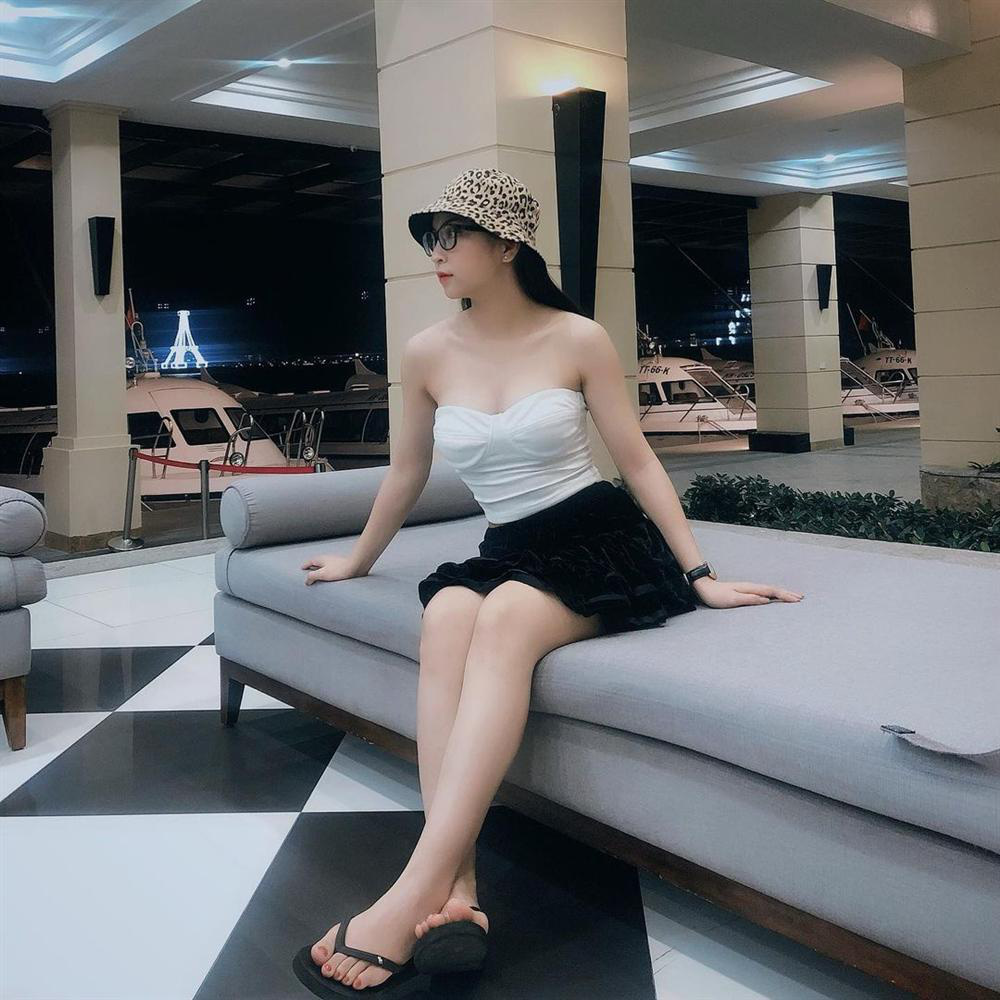 Nhật Lê có cả bộ sưu tập áo quây hot hòn họt hơn cả Huỳnh Anh - Ảnh 14. Nhật Lê có cả bộ sưu tập áo quây hot hòn họt hơn cả Huỳnh Anh - Ảnh 14.