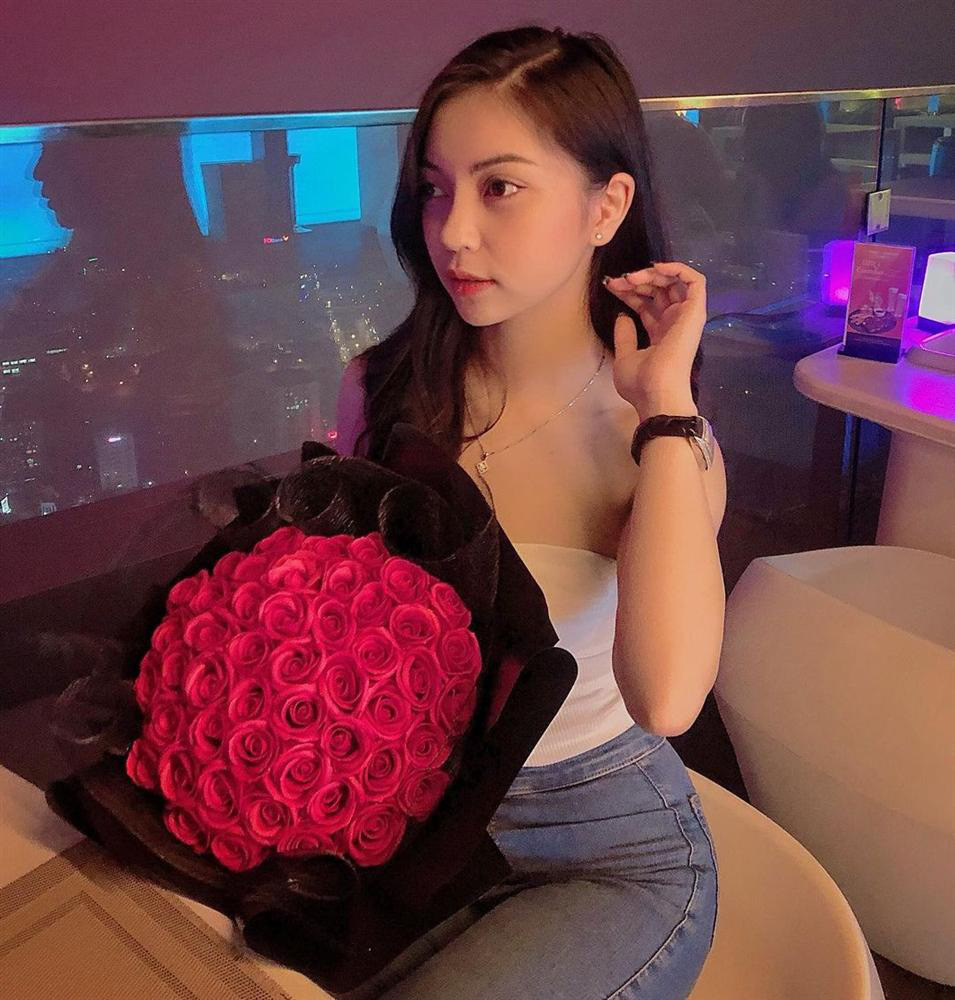 Nhật Lê có cả bộ sưu tập áo quây hot hòn họt hơn cả Huỳnh Anh - Ảnh 3. Nhật Lê có cả bộ sưu tập áo quây hot hòn họt hơn cả Huỳnh Anh - Ảnh 3.