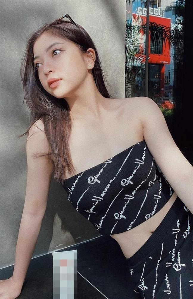 Nhật Lê có cả bộ sưu tập áo quây hot hòn họt hơn cả Huỳnh Anh - Ảnh 4. Nhật Lê có cả bộ sưu tập áo quây hot hòn họt hơn cả Huỳnh Anh - Ảnh 4.