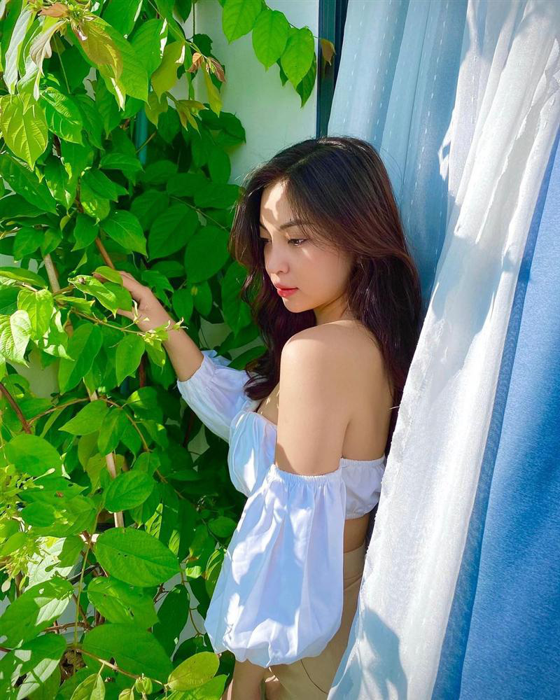 Nhật Lê có cả bộ sưu tập áo quây hot hòn họt hơn cả Huỳnh Anh - Ảnh 8. Nhật Lê có cả bộ sưu tập áo quây hot hòn họt hơn cả Huỳnh Anh - Ảnh 8.