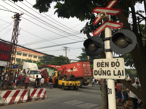 Bình Dương: Nhân viên đường sắt ngủ quên không gác chắn, xe container bị tàu hoả tông đứt rời - Ảnh 1.