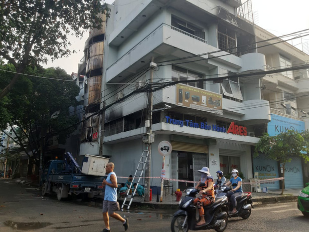 Căn nhà 4 tầng ở Sài Gòn cháy dữ dội, 6 người trong đó có trẻ em bị mắc kẹt - Ảnh 1.