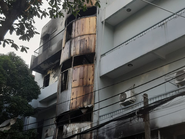 Căn nhà 4 tầng ở Sài Gòn cháy dữ dội, 6 người trong đó có trẻ em bị mắc kẹt - Ảnh 2.