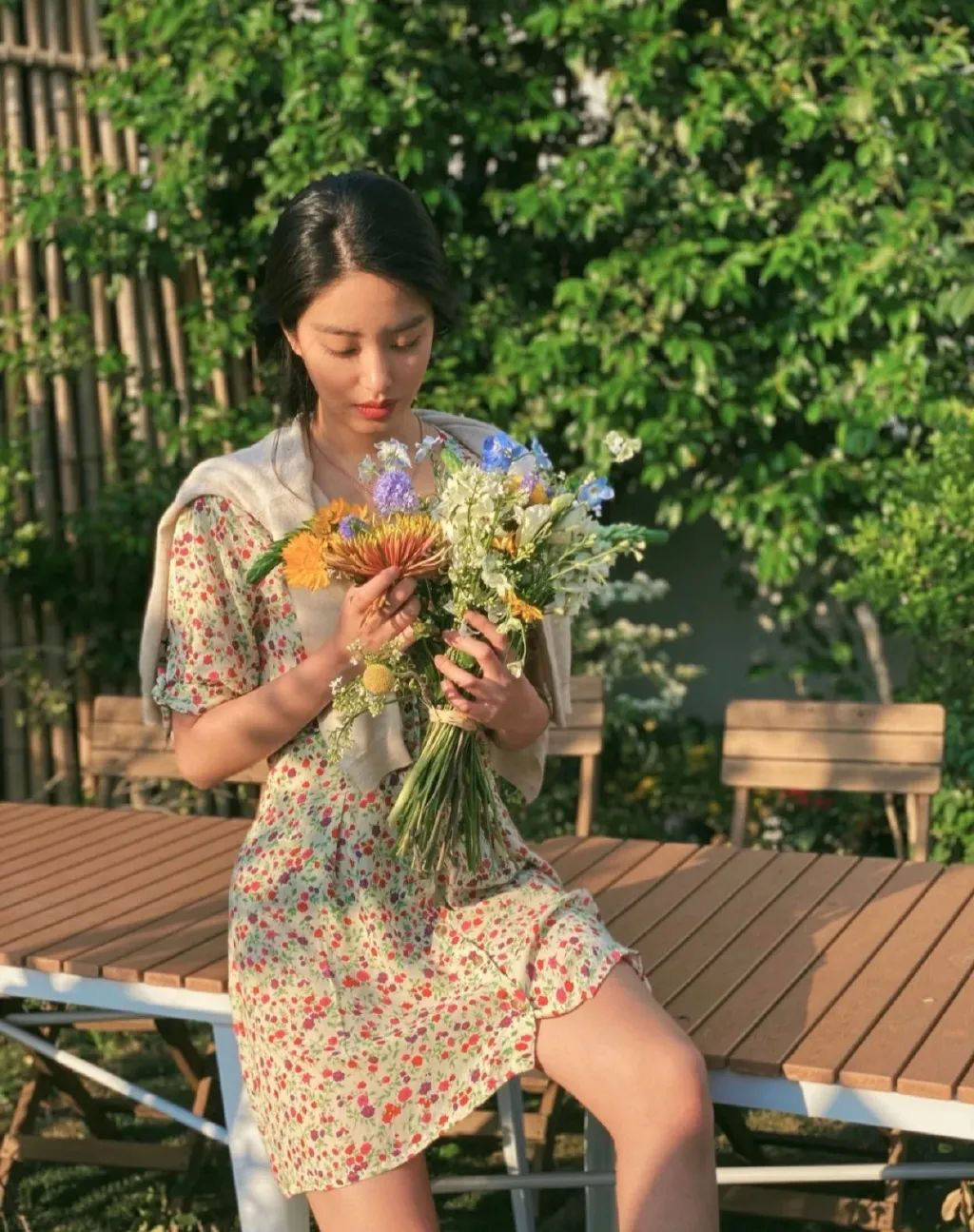 Học phụ nữ Pháp 3 cách diện áo cardigan mỏng tuyệt đẹp - Ảnh 12. Học phụ nữ Pháp 3 cách diện áo cardigan mỏng tuyệt đẹp - Ảnh 12.