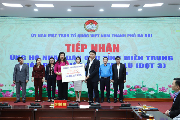 Tổng công ty Điện lực miền Bắc trao tiền ủng hộ đồng bào miền Trung tại Ủy ban MTTQ Việt Nam Thành phố Hà Nội - Ảnh 3.
