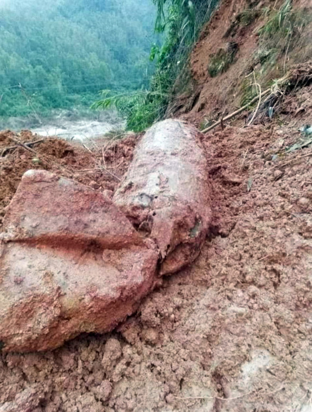 Quảng Bình cấm đường trong 8 ngày để xử lý quả bom phát hiện sau mưa lũ - Ảnh 1.