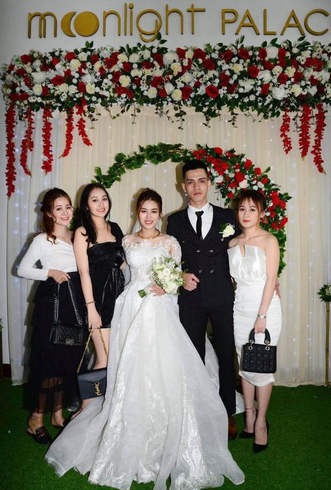 Cô dâu giận tím mặt vì bộ ảnh tiệc cưới phong cách... mất điện, tức nhất là tấm trong nhà hàng - Ảnh 8. Cô dâu giận tím mặt vì bộ ảnh tiệc cưới phong cách... mất điện, tức nhất là tấm trong nhà hàng - Ảnh 8.
