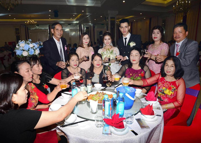 Cô dâu giận tím mặt vì bộ ảnh tiệc cưới phong cách... mất điện, tức nhất là tấm trong nhà hàng - Ảnh 10. Cô dâu giận tím mặt vì bộ ảnh tiệc cưới phong cách... mất điện, tức nhất là tấm trong nhà hàng - Ảnh 10.