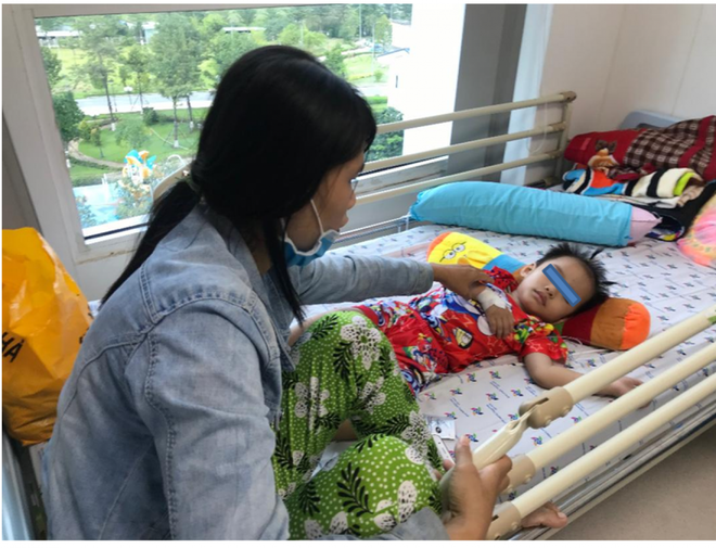 Cứu kịp thời bé trai 3 tuổi uống nhầm hóa chất chống thấm ghe xuồng - Ảnh 1. Cứu kịp thời bé trai 3 tuổi uống nhầm hóa chất chống thấm ghe xuồng - Ảnh 1.