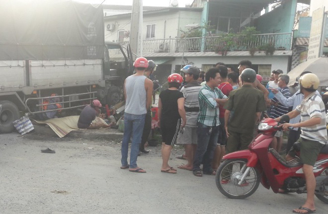Xe tải tông chết người bán đồ nướng ven quốc lộ - Ảnh 1. Xe tải tông chết người bán đồ nướng ven quốc lộ - Ảnh 1.