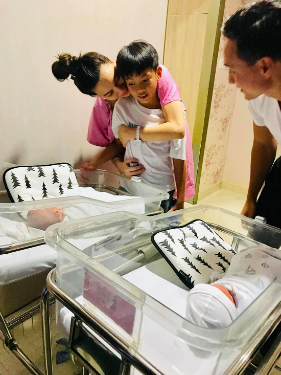 Subeo - con trai Hồ Ngọc Hà đến thăm hai em mới sinh - Ảnh 2.