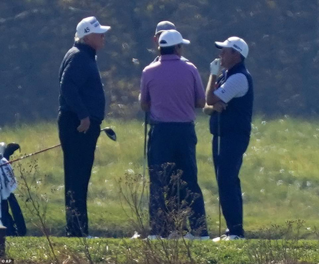 Dân mạng ngạc nhiên hình ảnh ung dung của ông Trump sau khi nghe tin thua cuộc trong bầu cử Tổng thống Mỹ 2020 - Ảnh 2. Dân mạng ngạc nhiên hình ảnh ung dung của ông Trump sau khi nghe tin thua cuộc trong bầu cử Tổng thống Mỹ 2020 - Ảnh 2.