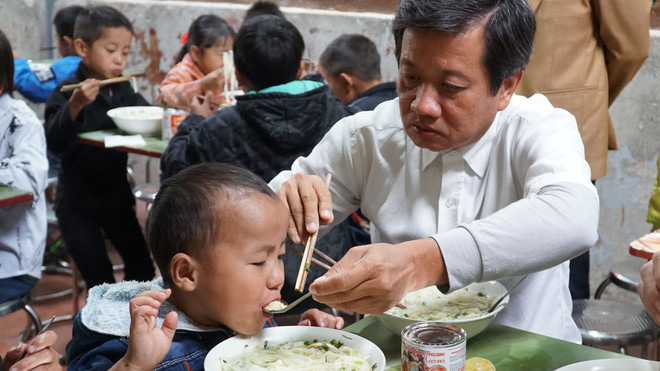 Ông Đoàn Ngọc Hải và vợ lập di chúc tiền tỷ cho học sinh và bệnh nhân nghèo - Ảnh 2. Ông Đoàn Ngọc Hải và vợ lập di chúc tiền tỷ cho học sinh và bệnh nhân nghèo - Ảnh 2.