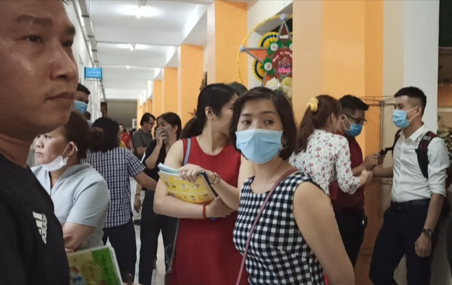 Lộn xộn tại buổi bầu ban đại diện phụ huynh trường Trần Thị Bưởi - Ảnh 2. Lộn xộn tại buổi bầu ban đại diện phụ huynh trường Trần Thị Bưởi - Ảnh 2.