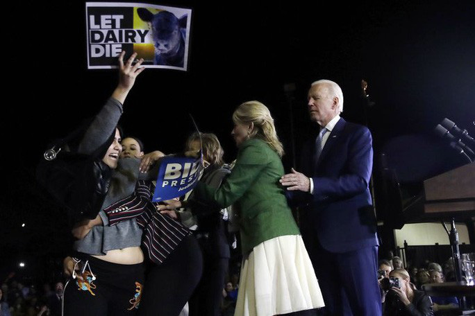 Có người lao tới ông Joe Biden, bà vợ lập tức chắn trước mặt chồng! - Ảnh 2. Có người lao tới ông Joe Biden, bà vợ lập tức chắn trước mặt chồng! - Ảnh 2.