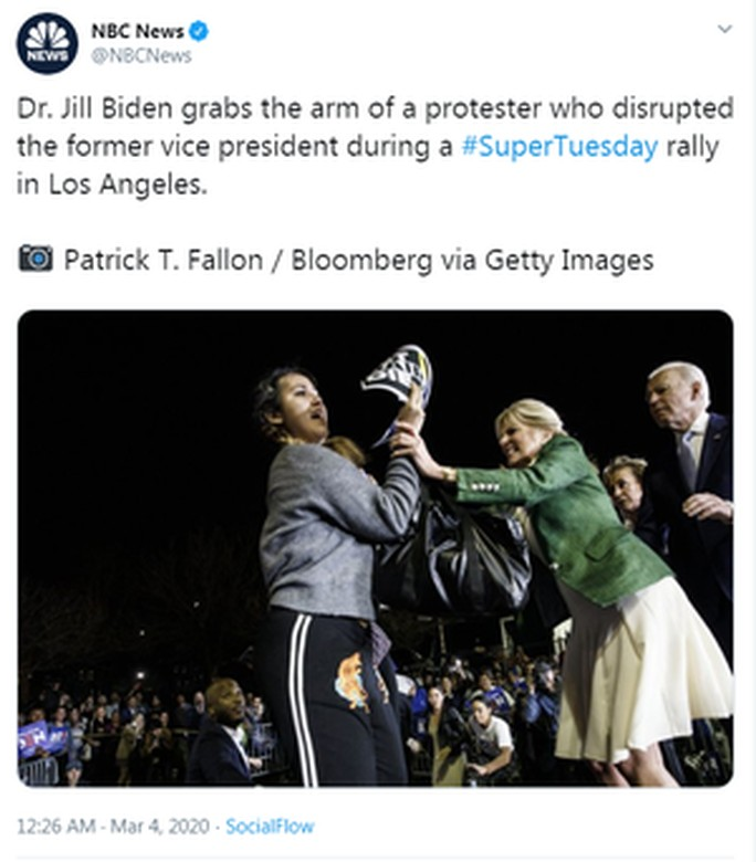 Có người lao tới ông Joe Biden, bà vợ lập tức chắn trước mặt chồng! - Ảnh 3. Có người lao tới ông Joe Biden, bà vợ lập tức chắn trước mặt chồng! - Ảnh 3.