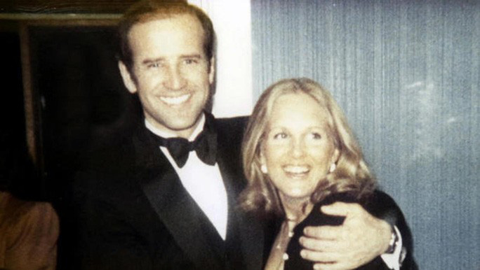 Có người lao tới ông Joe Biden, bà vợ lập tức chắn trước mặt chồng! - Ảnh 4. Có người lao tới ông Joe Biden, bà vợ lập tức chắn trước mặt chồng! - Ảnh 4.